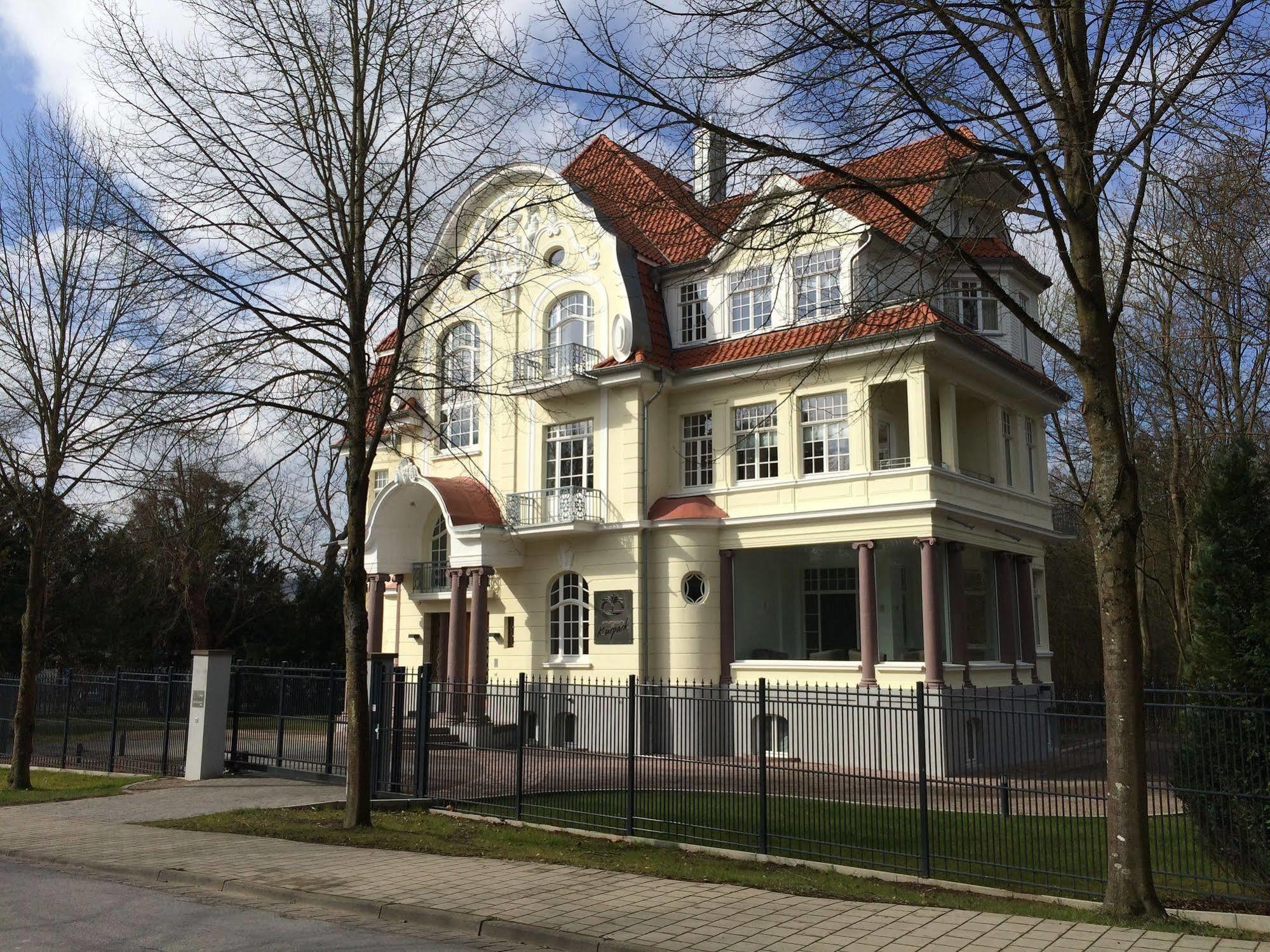Appartements Am Kurpark Bad Pyrmont Exteriör bild