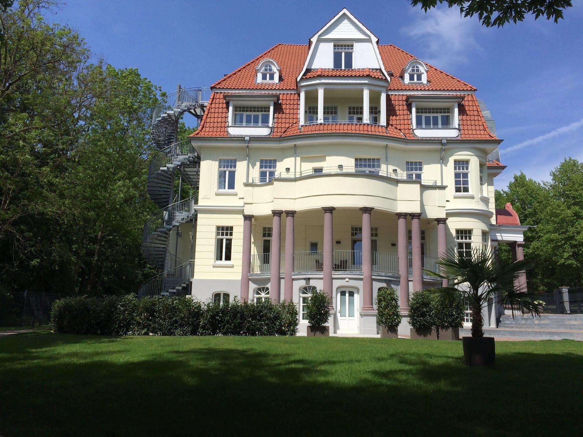 Appartements Am Kurpark Bad Pyrmont Exteriör bild