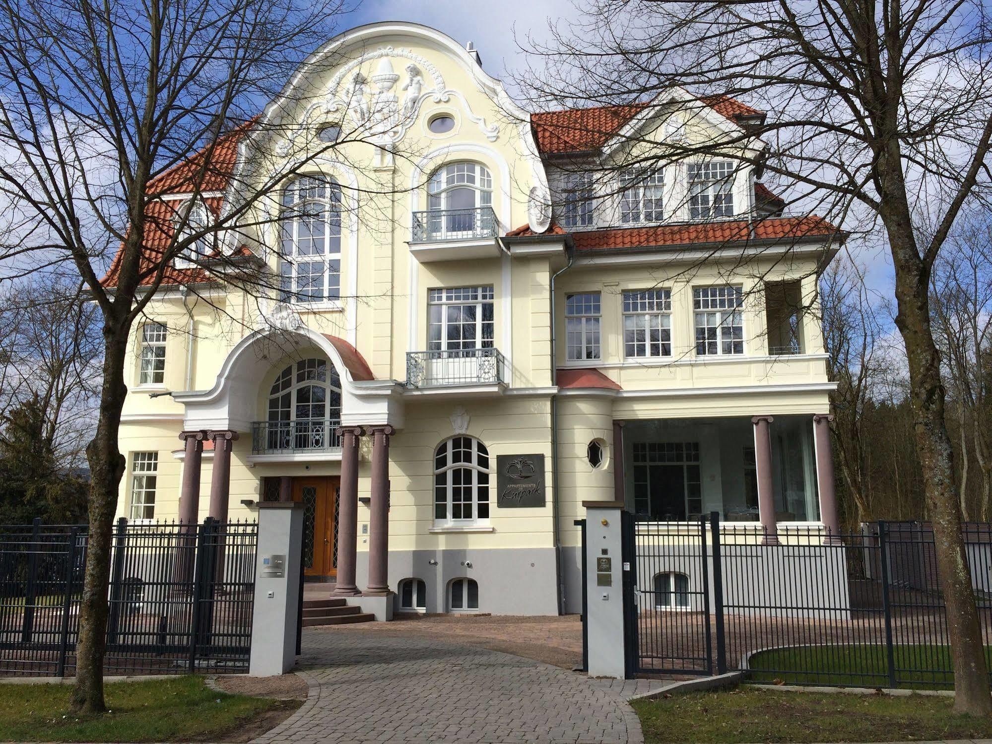 Appartements Am Kurpark Bad Pyrmont Exteriör bild